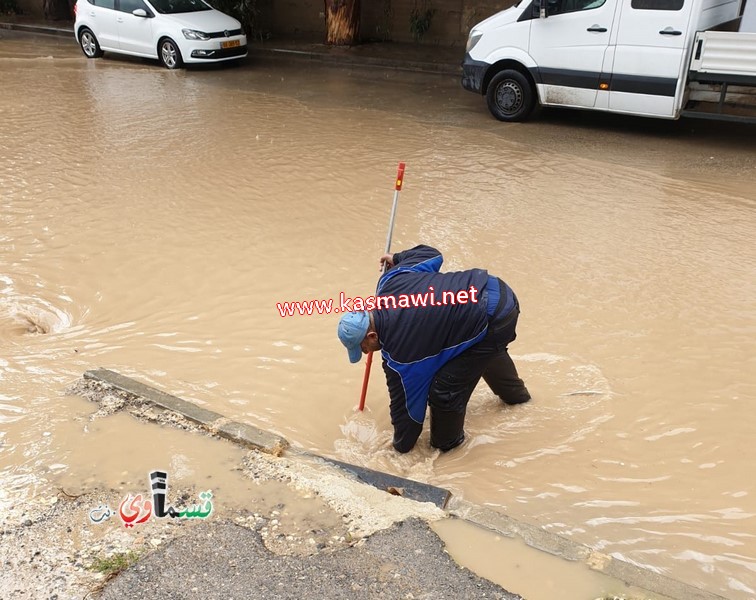 في هذه الأجواء الماطرة ... يكمل العطاء .. طواقم الصيانة ونادر ابو عقل في الميدان يلبون احتياجات الاهالي